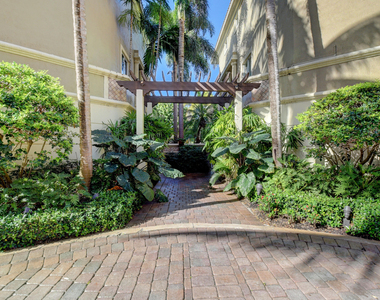 921 Osceola Drive - Photo Thumbnail 2