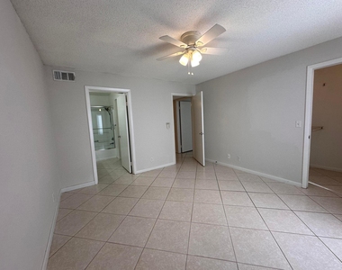 815 W Boynton Beach Boulevard - Photo Thumbnail 7