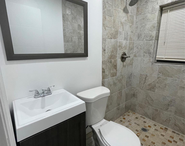 1135 Ne 15th Avenue - Photo Thumbnail 4