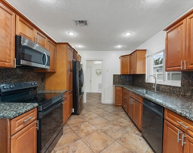6515 Sw 8th Place - Photo Thumbnail 13