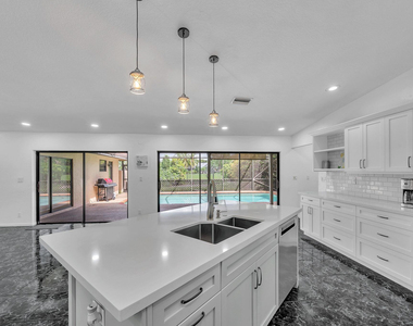 303 Nw 105th Terrace - Photo Thumbnail 16