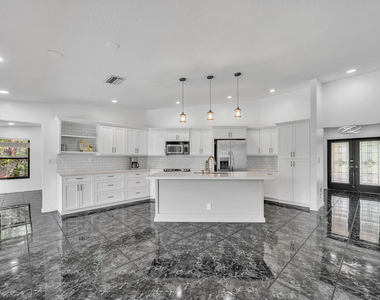 303 Nw 105th Terrace - Photo Thumbnail 3