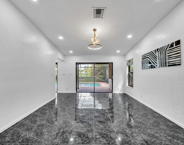 303 Nw 105th Terrace - Photo Thumbnail 8