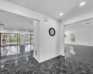 303 Nw 105th Terrace - Photo Thumbnail 4
