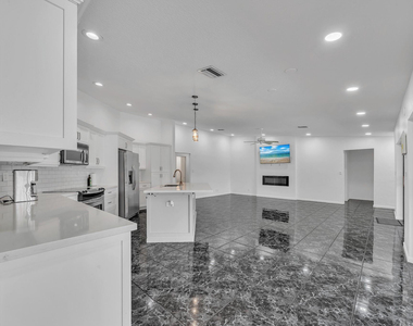 303 Nw 105th Terrace - Photo Thumbnail 12