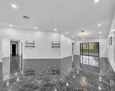 303 Nw 105th Terrace - Photo Thumbnail 7