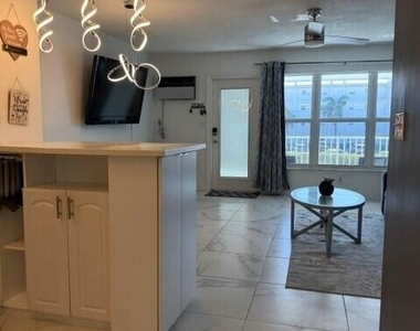 1110 N Riverside Drive - Photo Thumbnail 3