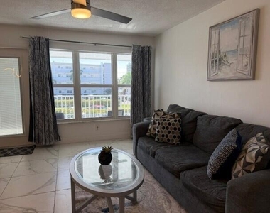 1110 N Riverside Drive - Photo Thumbnail 9