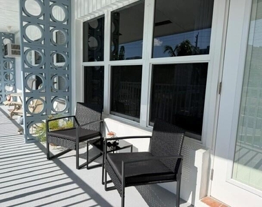 1110 N Riverside Drive - Photo Thumbnail 2