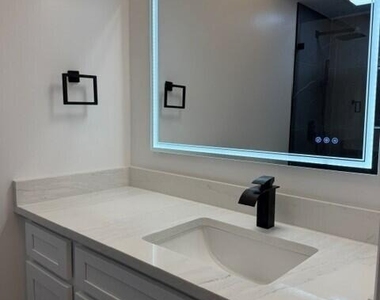 1110 N Riverside Drive - Photo Thumbnail 10