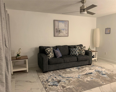 1110 N Riverside Drive - Photo Thumbnail 5