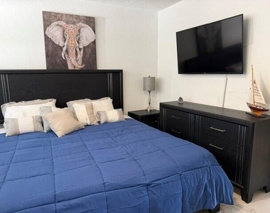 1110 N Riverside Drive - Photo Thumbnail 15