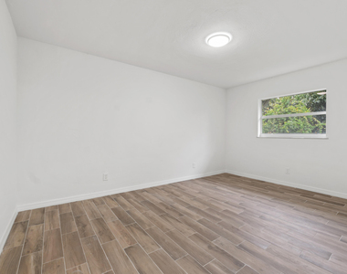 1301 Emerald Terrace - Photo Thumbnail 11