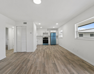 1301 Emerald Terrace - Photo Thumbnail 5