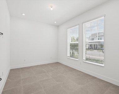 890 Sw Newfield Avenue - Photo Thumbnail 5