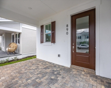 890 Sw Newfield Avenue - Photo Thumbnail 3