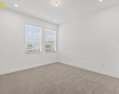 890 Sw Newfield Avenue - Photo Thumbnail 27