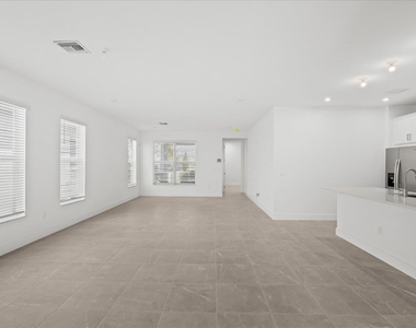 890 Sw Newfield Avenue - Photo Thumbnail 8