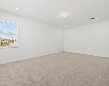 890 Sw Newfield Avenue - Photo Thumbnail 24