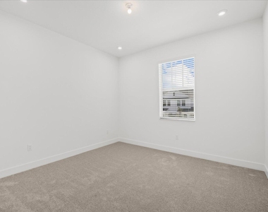 890 Sw Newfield Avenue - Photo Thumbnail 31