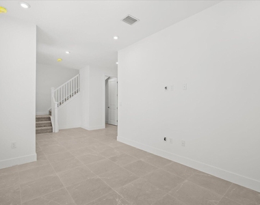 890 Sw Newfield Avenue - Photo Thumbnail 6