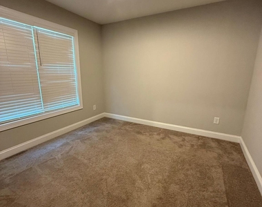 404 S Rose Avenue - Photo Thumbnail 4