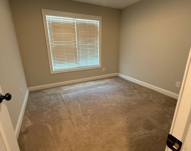 404 S Rose Avenue - Photo Thumbnail 6