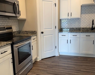 404 S Rose Avenue - Photo Thumbnail 2