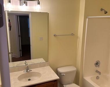 708 E Catawba Street - Photo Thumbnail 5