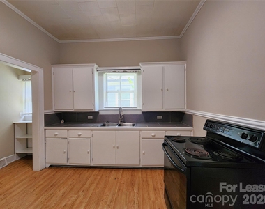 907 S Jackson Street - Photo Thumbnail 4