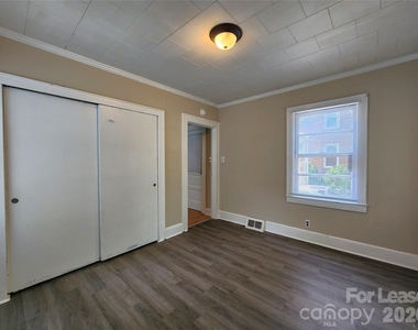 907 S Jackson Street - Photo Thumbnail 8