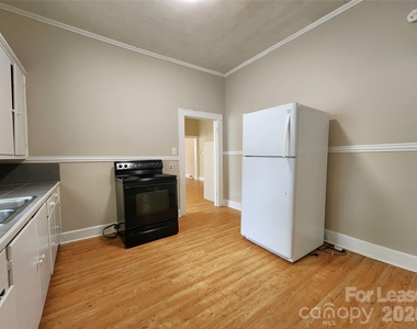 907 S Jackson Street - Photo Thumbnail 5