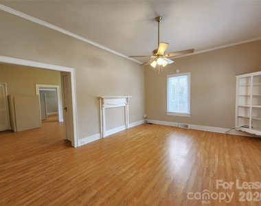 907 S Jackson Street - Photo Thumbnail 2