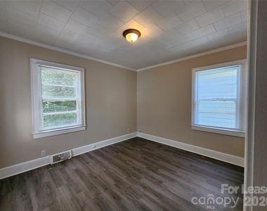 907 S Jackson Street - Photo Thumbnail 7