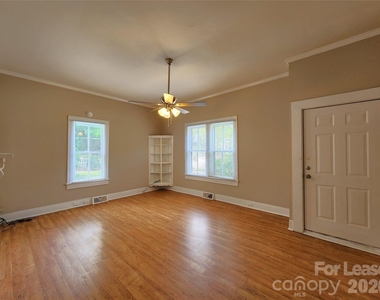 907 S Jackson Street - Photo Thumbnail 1