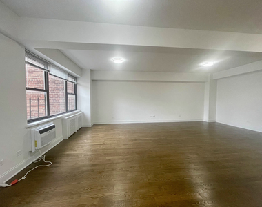 East 57th Street - Photo Thumbnail 7