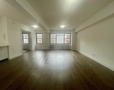 East 57th Street - Photo Thumbnail 5