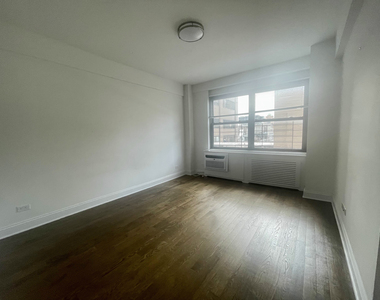 East 57th Street - Photo Thumbnail 12