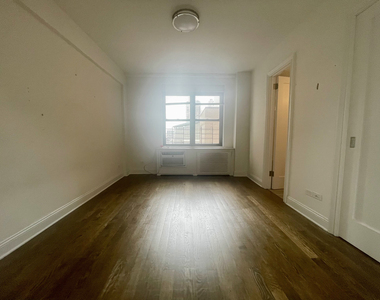 East 57th Street - Photo Thumbnail 9