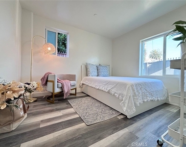 1280 W 37th Place - Photo Thumbnail 1