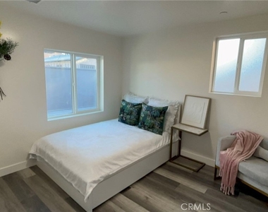 1280 W 37th Place - Photo Thumbnail 3