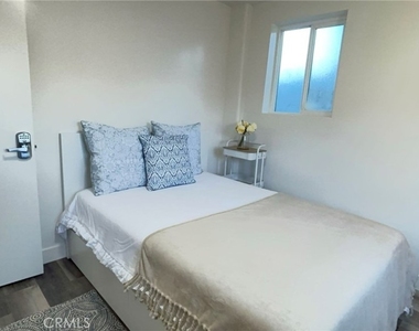 1280 W 37th Place - Photo Thumbnail 4