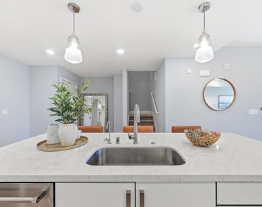 1048 Monroe Street - Photo Thumbnail 17