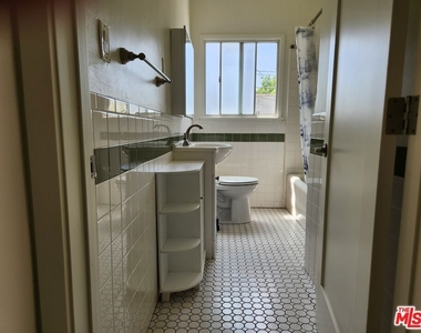 425 N Ogden Drive - Photo Thumbnail 5