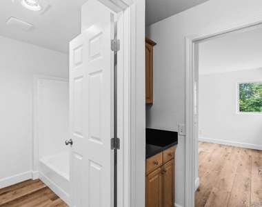 6434 Akins Ave - Photo Thumbnail 10