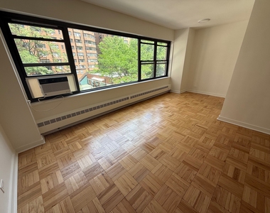 412 East 55th Street - Photo Thumbnail 1