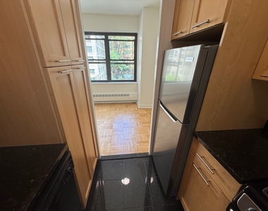 412 East 55th Street - Photo Thumbnail 3