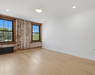 207 Main Street - Photo Thumbnail 7