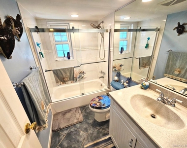 655 Middle Country Road - Photo Thumbnail 14