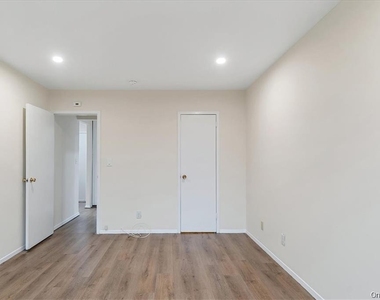 142 Trenchard Street - Photo Thumbnail 9